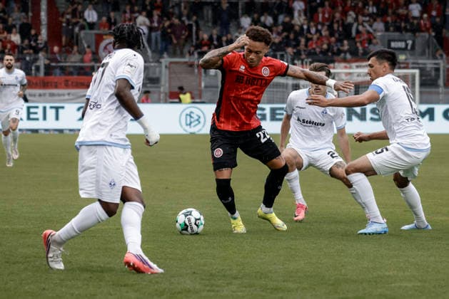 05.09.2026, xhettx, Fussball 3.Liga, SV Waldhof Mannheim - SC Verl v.l. Roberto Massimo (SV Wehen Wiesbaden, 22) behauptet sich gegen 3