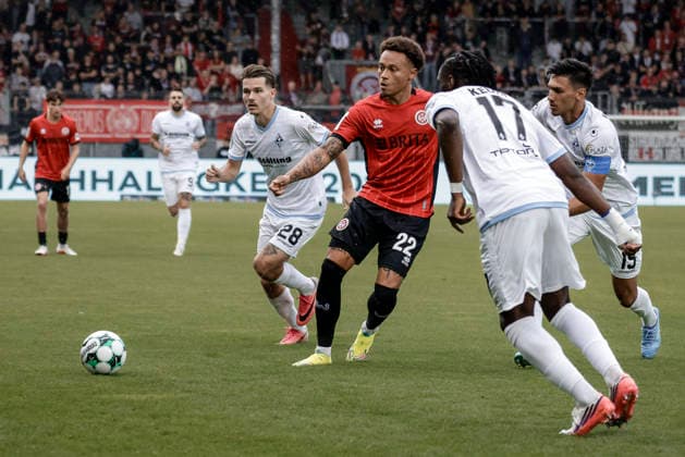 05.09.2026, xhettx, Fussball 3.Liga, SV Waldhof Mannheim - SC Verl v.l. Roberto Massimo (SV Wehen Wiesbaden, 22) passt den Ball unter Bedrängnis