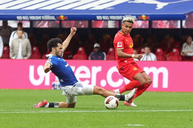 1. Fußball Bundesliga: RB Leipzig - Hamburger SV; 13.09.2026 Zakaria El Ouahdi (7, Hamburger SV) kommt gegen Antonio Nusa (7, RB Leipzig) zu spät. LEIPZIG, DEUTSCHLAND - SEPTEMBER 13: Bundesliga-Spiel RB Leipzig - Hamburger SV in der Red Bull Arena am 3. Spieltag der 1. Bundesliga am September 13, 2026 in Leipzig, Deutschland. DFL REGULATIONS PROHIBIT ANY USE OF PHOTOGRAPHS AS IMAGE SEQUENCES AND OR QUASI-VIDEO. Copyright: xBEAUTIFULxSPORTS JanxKaeferx