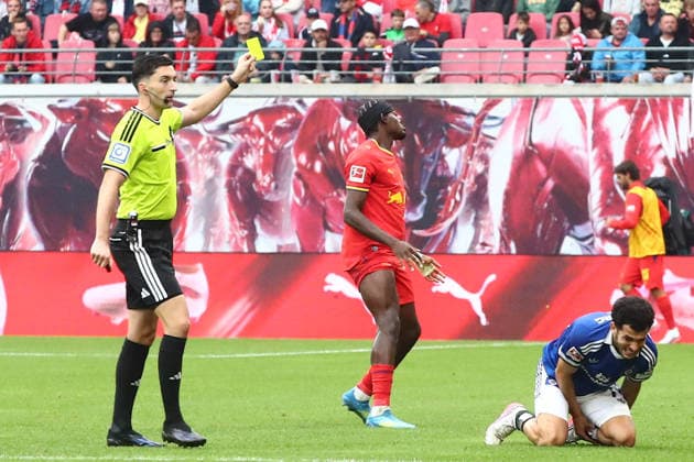 RB Leipzig - Hamburger SV Bundesliga Leipzig, 13.09.2026, Red Bull Arena, Fußball, Männer, Saison 2026 2027, 1. Bundesliga, 3. Spieltag, RB Leipzig - Hamburger SV , Im Bild: Schiedsrichter Florian Badstübner zeigt Castello Lukeba (23, RB Leipzig) die Gelbe Karte ,