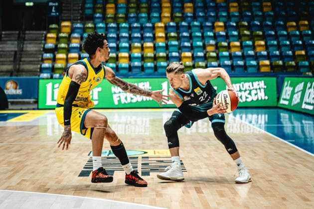 13.09.2026, xhfmx, Basketball Netto BBL Pokal, Skyliners Frankfurt - Sience City Jena v.l. Terrence Edwards (Sience City Jena, 5), Thomas Klepeisz (Skyliners Frankfurt, 22) Frankfurt