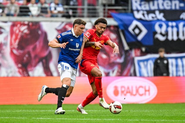 Fußball I Herren I Saison 2026-2027 I Bundesliga I 3. Spieltag I RB Leipzig - Hamburger SV I 13.09.2026 Zweikampf Nicolai Remberg (21, Hamburger SV), Tidiam Gomis (27, RB Leipzig) Leipzig Red Bull Arena Sachsen Deutschland Copyright: xLobeca InesxHähnelx
