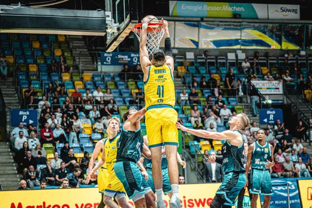 13.09.2026, xhfmx, Basketball Netto BBL Pokal, Skyliners Frankfurt - Sience City Jena Alex Herrera (Sience City Jena, 41) mit einem Dunk Frankfurt