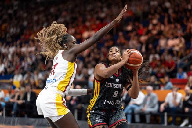 Nyara Sabally (Deutschland, 08) am Ball, Awa Fam (Spanien, 11), GER, Spanien vs. Deutschland, Basketball, FIBA Women s World Cup 2026, Spiel um Platz 3, 13.09.2026 GER, Spanien vs. Deutschland, Basketball, FIBA Women s World Cup 2026, Spiel um Platz 3, 13.09.2026 Berlin Copyright: xEibner-Pressefoto MaxxVincenx EP_MVN