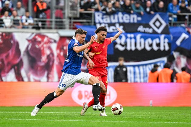 Fußball I Herren I Saison 2026-2027 I Bundesliga I 3. Spieltag I RB Leipzig - Hamburger SV I 13.09.2026 Zweikampf Nicolai Remberg (21, Hamburger SV), Tidiam Gomis (27, RB Leipzig) Leipzig Red Bull Arena Sachsen Deutschland Copyright: xLobeca InesxHähnelx