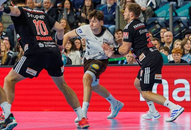 13.09.2026 - Handball - 1. Bundesliga OPEL HBL - Saison 2026 2027 - 04. Spieltag: HC Erlangen Metropolregion Nürnberg HCE - Bergischer HC - DaMa - xdaxmax - Florian Scheerer (10, HC Erlangen HCE ) Sören Soeren Steinhaus (53, Bergischer HC ) Frieder Bandlow (2, HC Erlangen HCE )