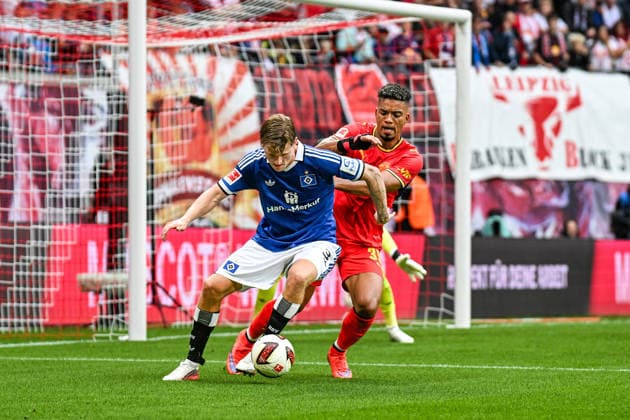 Fußball I Herren I Saison 2026-2027 I Bundesliga I 3. Spieltag I RB Leipzig - Hamburger SV I 13.09.2026 Zweikampf David Wolfe (3, Hamburger SV) mit Benjamin Henrichs (39, RB Leipzig) Leipzig Red Bull Arena Sachsen Deutschland Copyright: xLobeca InesxHähnelx