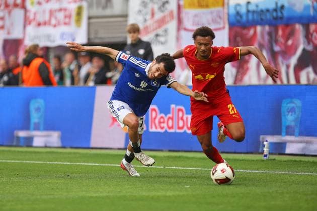 Leipzig, Sachsen, Deutschland, 13.09.2026: Red-Bull-Arena: 3. Spieltag, Saison 2026 27, 1. Fußball-Bundesliga: RB Leipzig - Hamburger SV: Zakaria El Ouahdi (7, Hamburger SV) und Tidiam Gomis (27, RBL) im Duell Copyright: xdtsxNachrichtenagenturx dts_134229