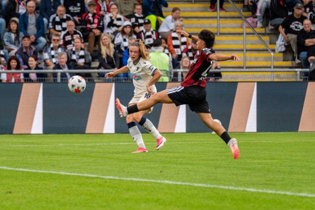 Spielszene, Valesca Ampoorter (TSG 1899 Hoffenheim, 10) bringt eine Flanke in den Strafraum, r. Dilara Acikgoez (Eintracht Frankfurt, 29), GER, Eintracht Frankfurt vs. TSG 1899 Hoffenheim, Fussball, Google Pixel Frauen-Bundesliga, 4. Spieltag, Saison 2026 2027, 13.09.2026, DFB REGULATIONS PROHIBIT ANY USE OF PHOTOGRAPHS AS IMAGE SEQUENCES AND OR QUASI-VIDEO, GER, Eintracht Frankfurt vs. TSG 1899 Hoffenheim, Fussball, Google Pixel Frauen-Bundesliga, 4. Spieltag, Saison 2026 2027, 13.09.2026 Frankfurt am Main Copyright: xEibner-Pressefoto J-NxGroemlingx EP_JGG