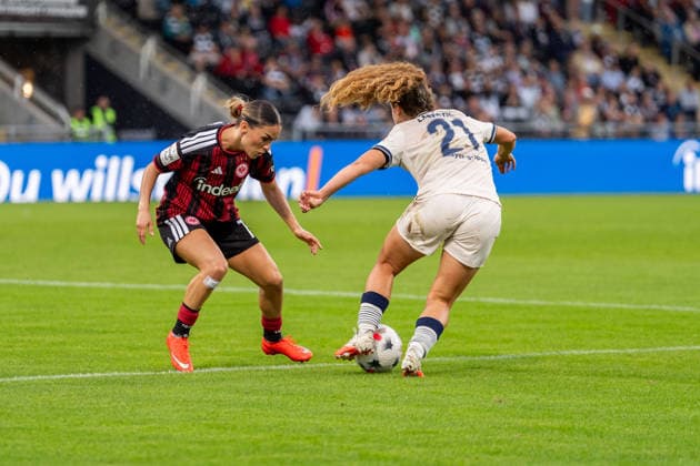 Spielszene, Zweikampf, v.l. Ereleta Memeti (Eintracht Frankfurt, 07), Laia Martret (TSG 1899 Hoffenheim, 21), GER, Eintracht Frankfurt vs. TSG 1899 Hoffenheim, Fussball, Google Pixel Frauen-Bundesliga, 4. Spieltag, Saison 2026 2027, 13.09.2026, DFB REGULATIONS PROHIBIT ANY USE OF PHOTOGRAPHS AS IMAGE SEQUENCES AND OR QUASI-VIDEO, GER, Eintracht Frankfurt vs. TSG 1899 Hoffenheim, Fussball, Google Pixel Frauen-Bundesliga, 4. Spieltag, Saison 2026 2027, 13.09.2026 Frankfurt am Main Copyright: xEibner-Pressefoto J-NxGroemlingx EP_JGG