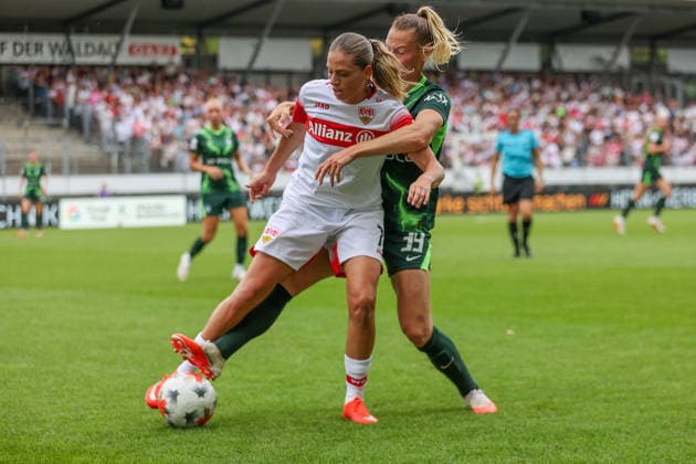 Daphina Redzepi (VfB Stuttgart, 7) im engen Kampf mit Sarai Linder (VFL Wolfsburg, 39) VfB Stuttgart vs. VfL Wolfsburg, Fussball, Frauen Bundesliga, 4. Spieltag, Spielzeit 2026 2027, 13.09.2026 VfB Stuttgart vs. VfL Wolfsburg, Fussball, Frauen Bundesliga, 4. Spieltag, Spielzeit 2026 2027, 13.09.2026 Copyright: xEibner-Pressefoto SoerenxHerwegx EP_SHG