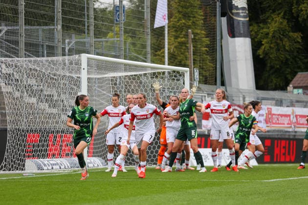 Vor der Ecke des VfL Wolfsburgs gibt es ein Gerangel im Strafraum VfB Stuttgart vs. VfL Wolfsburg, Fussball, Frauen Bundesliga, 4. Spieltag, Spielzeit 2026 2027, 13.09.2026 VfB Stuttgart vs. VfL Wolfsburg, Fussball, Frauen Bundesliga, 4. Spieltag, Spielzeit 2026 2027, 13.09.2026 Copyright: xEibner-Pressefoto SoerenxHerwegx EP_SHG