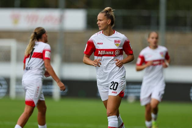 Jana Beuschlein (VfB Stuttgart, 20) beobachtet das Spielgeschehen VfB Stuttgart vs. VfL Wolfsburg, Fussball, Frauen Bundesliga, 4. Spieltag, Spielzeit 2026 2027, 13.09.2026 VfB Stuttgart vs. VfL Wolfsburg, Fussball, Frauen Bundesliga, 4. Spieltag, Spielzeit 2026 2027, 13.09.2026 Copyright: xEibner-Pressefoto SoerenxHerwegx EP_SHG