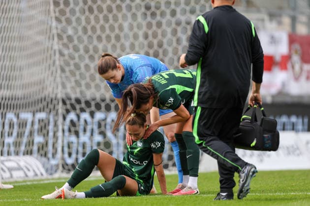 Sophia Kleinherne (VFL Wolfsburg, 4) muss verletzt ausgewechselt werden VfB Stuttgart vs. VfL Wolfsburg, Fussball, Frauen Bundesliga, 4. Spieltag, Spielzeit 2026 2027, 13.09.2026 VfB Stuttgart vs. VfL Wolfsburg, Fussball, Frauen Bundesliga, 4. Spieltag, Spielzeit 2026 2027, 13.09.2026 Copyright: xEibner-Pressefoto SoerenxHerwegx EP_SHG