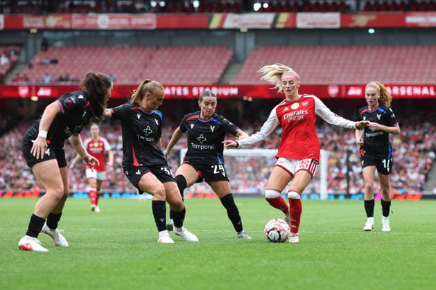 Arsenal v Palace Women 13 September 2026, London - Barclays Women™s Super League Football - Arsenal v Crystal Palace Women - Chloe Kelly of Arsenal surrounded by Palace players - Photo: Charlotte Wilson Offside. London UK Copyright: xCharlottexWilsonx xOffsidexOffside