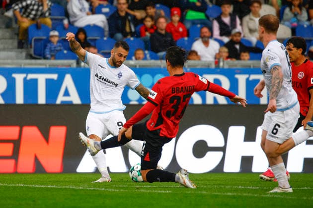 13.09.2026, xavx, Fussball 3.Liga, SV Wehen Wiesbaden - SV Waldhof Mannheim v.l. Goncalo Gregorio (SV Waldhof Mannheim), Max Brandt (SV Wehen Wiesbaden) Wiesbaden