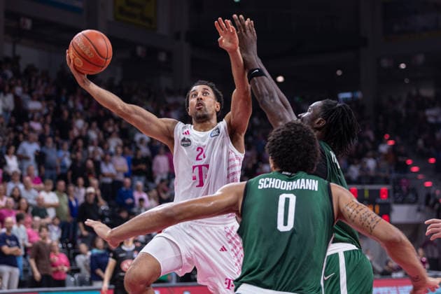 Testspiel: Telekom Baskets Bonn vs. JSF Nanterre 92, 13.09.2026 Joel Aminu (Telekom Baskets Bonn 21) punktet am Korb -- Testspiel: Telekom Baskets Bonn vs. JSF Nanterre 92, 13.09.2026, Telekom Dome Bonn Copyright: xBEAUTIFULxSPORTS Derixx