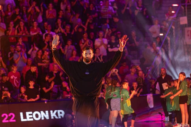 Testspiel: Telekom Baskets Bonn vs. JSF Nanterre 92, 13.09.2026 Leon Kratzer (Telekom Baskets Bonn 22) bei der Teamvorstellung - der verlorene Champion ist zurück -- Testspiel: Telekom Baskets Bonn vs. JSF Nanterre 92, 13.09.2026, Telekom Dome Bonn Copyright: xBEAUTIFULxSPORTS Derixx