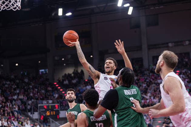 Testspiel: Telekom Baskets Bonn vs. JSF Nanterre 92, 13.09.2026 Alijah Comithier (Telekom Baskets Bonn 2) serviert den Ball -- Testspiel: Telekom Baskets Bonn vs. JSF Nanterre 92, 13.09.2026, Telekom Dome Bonn Copyright: xBEAUTIFULxSPORTS Derixx