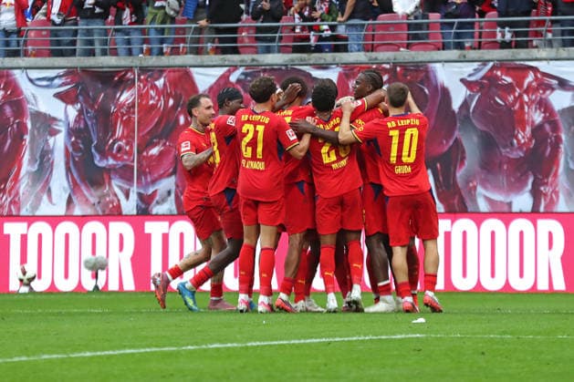 1. Fußball Bundesliga: RB Leipzig - Hamburger SV; 13.09.2026 Tor-Jubel beim Team von RB Leipzig. LEIPZIG, DEUTSCHLAND - SEPTEMBER 13: Bundesliga-Spiel RB Leipzig - Hamburger SV in der Red Bull Arena am 3. Spieltag der 1. Bundesliga am September 13, 2026 in Leipzig, Deutschland. DFL REGULATIONS PROHIBIT ANY USE OF PHOTOGRAPHS AS IMAGE SEQUENCES AND OR QUASI-VIDEO. Copyright: xBEAUTIFULxSPORTS JanxKaeferx
