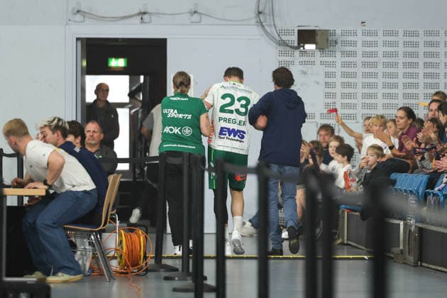 Handball I Herren I Saison 2026 2027 I Bundesliga I 4. Spieltag I Handball Club Hamburg - FRISCH AUF! Göppingen I 13.09.2026 Ole Pregler (23, Frisch Auf Göppingen) wird verletzt in die Kabine gebracht Copyright: xLobeca RalfxHomburgx