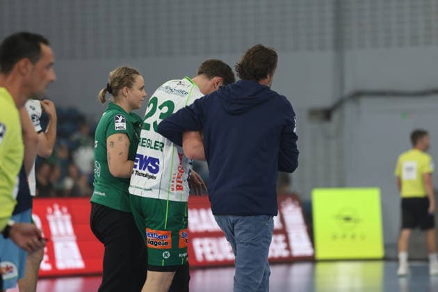 Handball I Herren I Saison 2026 2027 I Bundesliga I 4. Spieltag I Handball Club Hamburg - FRISCH AUF! Göppingen I 13.09.2026 Ole Pregler (23, Frisch Auf Göppingen) geht verletzt von der Platte Hamburg Alsterdorfer Sporthalle Hamburg Deutschland Copyright: xLobeca RalfxHomburgx