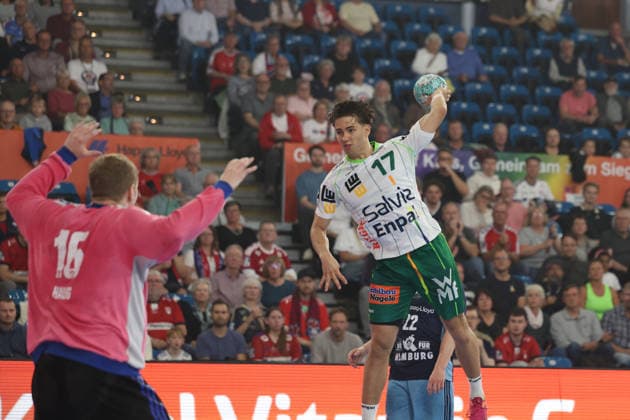 Handball I Herren I Saison 2026 2027 I Bundesliga I 4. Spieltag I Handball Club Hamburg - FRISCH AUF! Göppingen I 13.09.2026 Robin Haug (16, Handball Club Hamburg) Tim Goßner (17, Frisch Auf Göppingen) Hamburg Alsterdorfer Sporthalle Hamburg Deutschland Copyright: xLobeca RalfxHomburgx