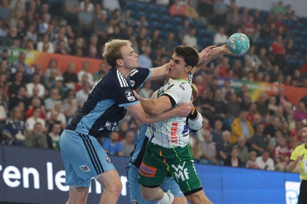 Handball I Herren I Saison 2026 2027 I Bundesliga I 4. Spieltag I Handball Club Hamburg - FRISCH AUF! Göppingen I 13.09.2026 Einar Thorsteinn Olafsson (23, Handball Club Hamburg) Elias Newel (40, Frisch Auf Göppingen) Hamburg Alsterdorfer Sporthalle Hamburg Deutschland Copyright: xLobeca RalfxHomburgx