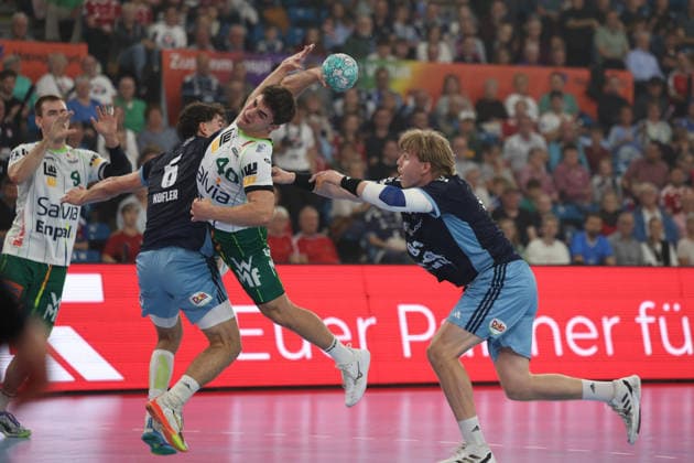 Handball I Herren I Saison 2026 2027 I Bundesliga I 4. Spieltag I Handball Club Hamburg - FRISCH AUF! Göppingen I 13.09.2026 Elias Kofler (6, Handball Club Hamburg) Elias Newel (40, Frisch Auf Göppingen) Martin Hovde (81, Handball Club Hamburg) Hamburg Alsterdorfer Sporthalle Hamburg Deutschland Copyright: xLobeca RalfxHomburgx