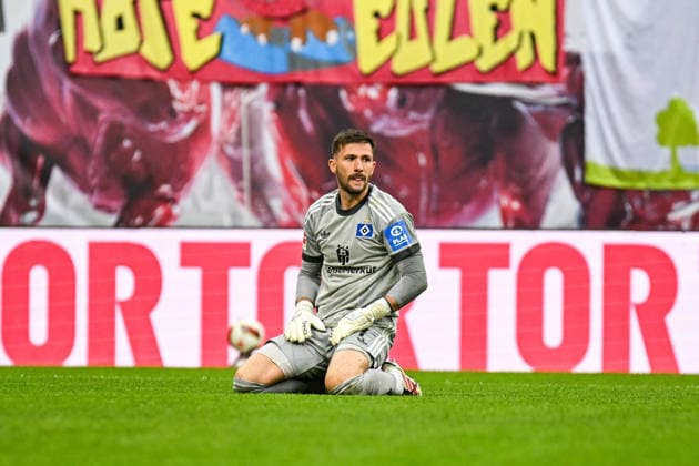 Fußball I Herren I Saison 2026-2027 I Bundesliga I 3. Spieltag I RB Leipzig - Hamburger SV I 13.09.2026 Daniel Heuer Fernandes (1, Hamburger SV) kniet nach dem 5:0 geschlagen auf dem Rasen Freisteller, Nahaufnahme, Porträt, Portrait, Einzelfoto, Einzelbild, Körper Leipzig Red Bull Arena Sachsen Deutschland Copyright: xLobeca InesxHähnelx