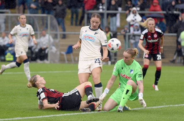 13.09.2026, xhbx, Fussball Google Pixel Frauen-Bundesliga, Eintracht Frankfurt - TSG Hoffenheim v.l. Nina Lührßen (Eintracht Frankfurt Damen), Jonna van de Velde (TSG 1899 Hoffenheim), Laura Dick(TSG 1899 Hoffenheim) Frankfurt am Main