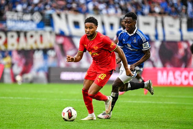 Fußball I Herren I Saison 2026-2027 I Bundesliga I 3. Spieltag I RB Leipzig - Hamburger SV I 13.09.2026 Christopher Nkunku (28, RB Leipzig) mit Ball gefolgt von Albert Sambi Lokonga (6, Hamburger SV) Leipzig Red Bull Arena Sachsen Deutschland Copyright: xLobeca InesxHähnelx