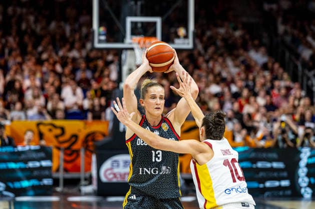 Basketball Berlin 13.09.2026 FIBA Women™s Basketball World Cup Germany 2026 Spiel um Platz 3 Bronze Medal Game Spanien (ESP) - Deutschland (GER) Leonie Fiebich (Deutschland, No.13) Maria Conde (Spanien, No.10)