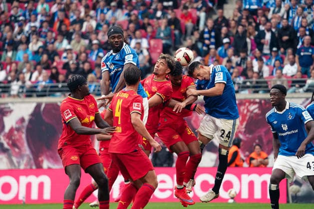 Deutschland: Fussball Bundesliga 2026 2027, 3. Spieltag - RB Leipzig vs Hamburger SV - Red Bull Arena -Stadion (Leipzig): Kopfballduell Nicolas Capaldo Nicolas Capaldo (Hamburger SV, 24) Benjamin Henrichs (RB Leipzig, 39) Copyright: xAymanxAlahmedx