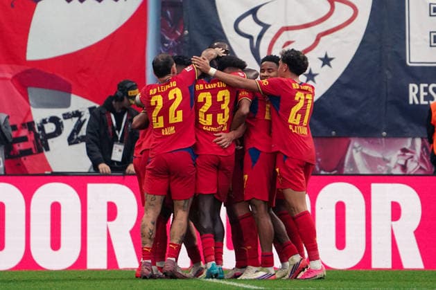 Deutschland: Fussball Bundesliga 2026 2027, 3. Spieltag - RB Leipzig vs Hamburger SV - Red Bull Arena -Stadion (Leipzig): Tor und Torjubel zum Willi Orban Willi Orban (RB Leipzig, 4) Antonio Nusa (RB Leipzig, 7) David Raum (RB Leipzig, 22) Benjamin Henrichs (RB Leipzig, 39) Copyright: xAymanxAlahmedx