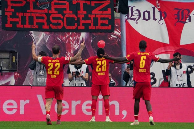 Deutschland: Fussball Bundesliga 2026 2027, 3. Spieltag - RB Leipzig vs Hamburger SV - Red Bull Arena -Stadion (Leipzig): Tor und Torjubel zum Christopher Nkunku (RB Leipzig, 28) Ezechiel Banzuzi (RB Leipzig, 6) David Raum (RB Leipzig, 22) Copyright: xAymanxAlahmedx