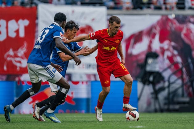 Deutschland: Bundesliga 2026 - 2027, 3. Spieltag - RB Leipzig vs Hamburger SV - Red Bull Arena (Leipzig): Brajan Gruda (RB Leipzig, 10) am Ball Copyright: xTomxLauruschkatx