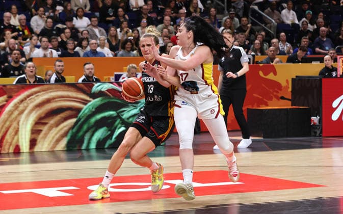 Leonie Fiebich am Ball, Megan Gustafson Zweikampf Spielszene Aktion Basketball FIBA World Cup Weltmeisterschaft Frauen Spiel um Platz 3 Saison 2026 2027 13.09.2026 DBB Deutschland GER vs Spanien ESP