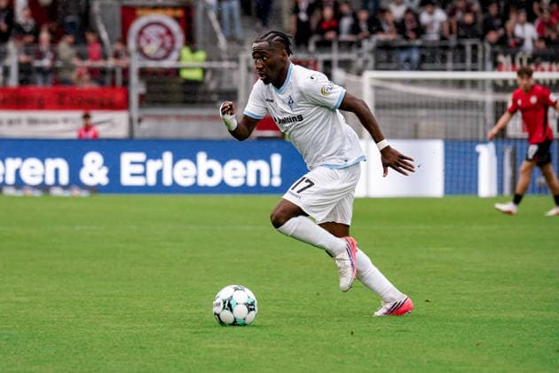 Deutschland: Fussball Saison 2026 2027 , 3. Liga , 5. Spieltag , SV Wehen Wiesbaden vs. SV Waldhof Mannheim - Brita-Arena (Wiesbaden) : Darnell Keumo (SV Waldhof Mannheim, 17) am Ball, im Ballbesitz Wiesbaden Brita-Arena Deutschland Germany Copyright: xBennetxLongx