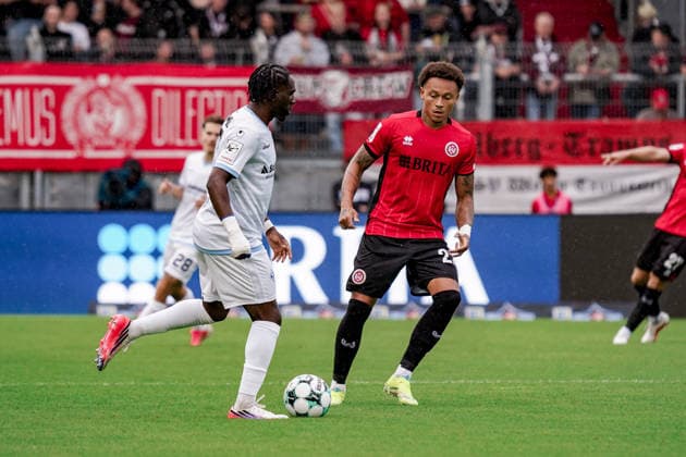 Deutschland: Fussball Saison 2026 2027 , 3. Liga , 5. Spieltag , SV Wehen Wiesbaden vs. SV Waldhof Mannheim - Brita-Arena (Wiesbaden) : Darnell Keumo (SV Waldhof Mannheim, 17) am Ball, im Ballbesitz, im Zweikampf mit Roberto Massimo (SV Wehen Wiesbaden, 22) Wiesbaden Brita-Arena Deutschland Germany Copyright: xBennetxLongx