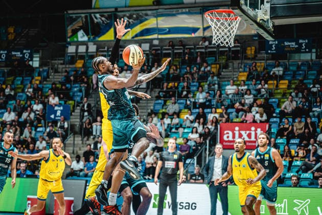 13.09.2026, xhfmx, Basketball Netto BBL Pokal, Skyliners Frankfurt - Sience City Jena Isaiah Swope (Skyliners Frankfurt, 1) mit einem Korbleger Frankfurt