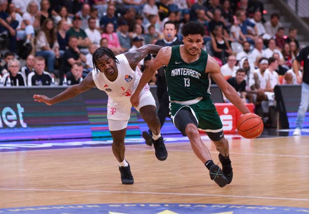 Xavier Castaneda (Nanterre) am Ball gegen John-Michael Wright (Bonn), Bonn, Deutschland, 13.09.2026, Basketball, Testspiel, Telekom Baskets Bonn vs Nanterre 92.