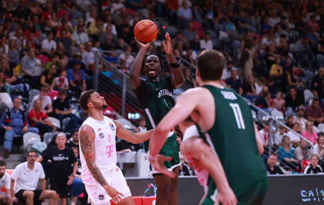 Hugo Yimga-Moukouri (Nanterre) am Ball gegen Alijah Comithier (Bonn), Bonn, Deutschland, 13.09.2026, Basketball, Testspiel, Telekom Baskets Bonn vs Nanterre 92.