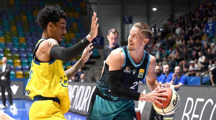 13.09.2026, xokbx, Basketball Netto BBL Pokal, Skyliners Frankfurt - Sience City Jena v.l. Thomas Klepeisz (Fraport Skyliners Frankfurt), Terrance Edwards (Medipolis SC Jena) Zweikampf, Duell Frankfurt