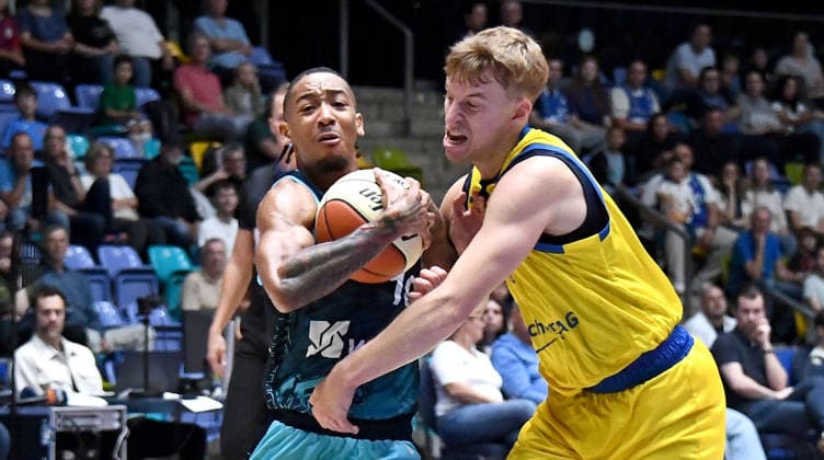 13.09.2026, xokbx, Basketball Netto BBL Pokal, Skyliners Frankfurt - Sience City Jena v.l. Judah Mintz (Fraport Skyliners Frankfurt), Raphael Falkenthal (Medipolis SC Jena), harter Zweikampf, Duell Frankfurt