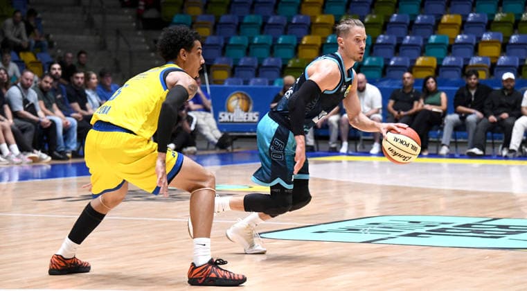 13.09.2026, xokbx, Basketball Netto BBL Pokal, Skyliners Frankfurt - Sience City Jena v.l. Thomas Klepeisz (Fraport Skyliners Frankfurt), Terrance Edwards (Medipolis SC Jena), Zweikampf, Duell Frankfurt