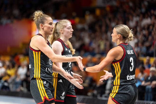 deutsche Mannschaft klatscht ab, Leonie Fiebich (Deutschland, 13), Frieda Buehner (Deutschland, 20), Alexandra Wilke (Deutschland, 03), GER, Spanien vs. Deutschland, Basketball, FIBA Women s World Cup 2026, Spiel um Platz 3, 13.09.2026 GER, Spanien vs. Deutschland, Basketball, FIBA Women s World Cup 2026, Spiel um Platz 3, 13.09.2026 Berlin Copyright: xEibner-Pressefoto MaxxVincenx EP_MVN