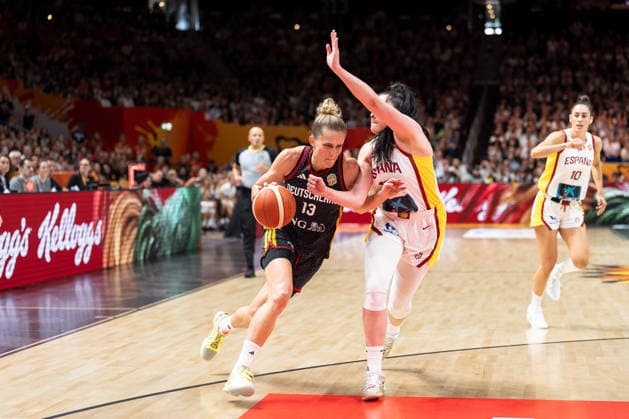 Leonie Fiebich (Deutschland, 13) im Dribbling, Megan Gustafson (Spanien, 17), GER, Spanien vs. Deutschland, Basketball, FIBA Women s World Cup 2026, Spiel um Platz 3, 13.09.2026 GER, Spanien vs. Deutschland, Basketball, FIBA Women s World Cup 2026, Spiel um Platz 3, 13.09.2026 Berlin Copyright: xEibner-Pressefoto MaxxVincenx EP_MVN