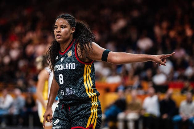FIBA Women™s Basketball World Cup 2026: Spanien vs. Deutschland, 13.09.2026 Nyara Sabally (Deutschland, 8) zeigt an; Basketball, FIBA Women™s Basketball World Cup 2026, Final Phase, Spiel um Platz 3: Spanien vs. Deutschland am 13.09.2026 in der Uber Arena, Berlin Copyright: xBEAUTIFULxSPORTS Tonhäuserx