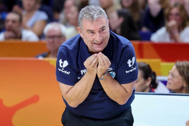Head Coach Miguel Mendez (Spain) looks dejected during the FIBA Women s Basketball World Cup Germany 2026 3rd-place match between Spain and Germany at Berlin Arena on September 13, 2026 in Berlin, Germany. (Photo by Marco Steinbrenner DeFodi Images) -